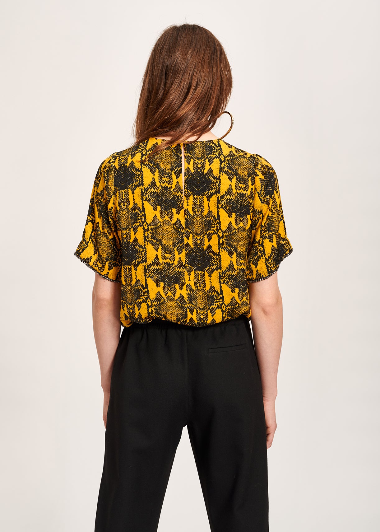 Kadmiumgele top met slangenprint en kralen op de mouwen RE—SSENTIEL | Essentiel second hand
