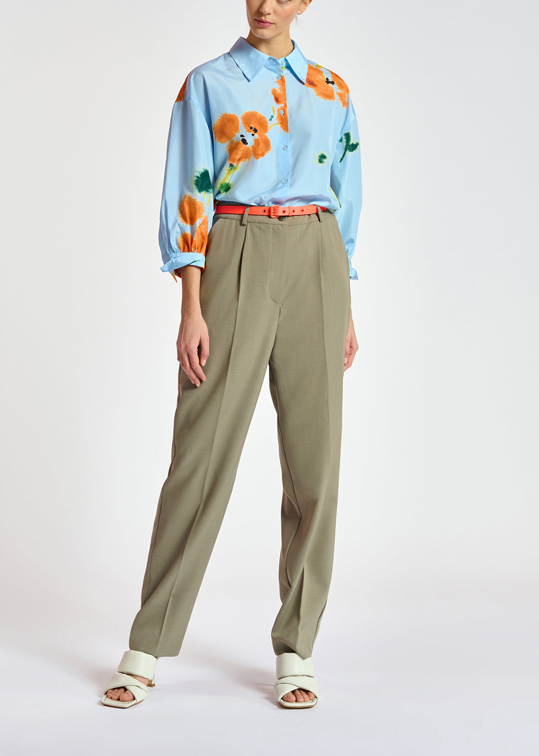 Pantalon kaki aux jambes effilées RE—SSENTIEL | Essentiel second hand