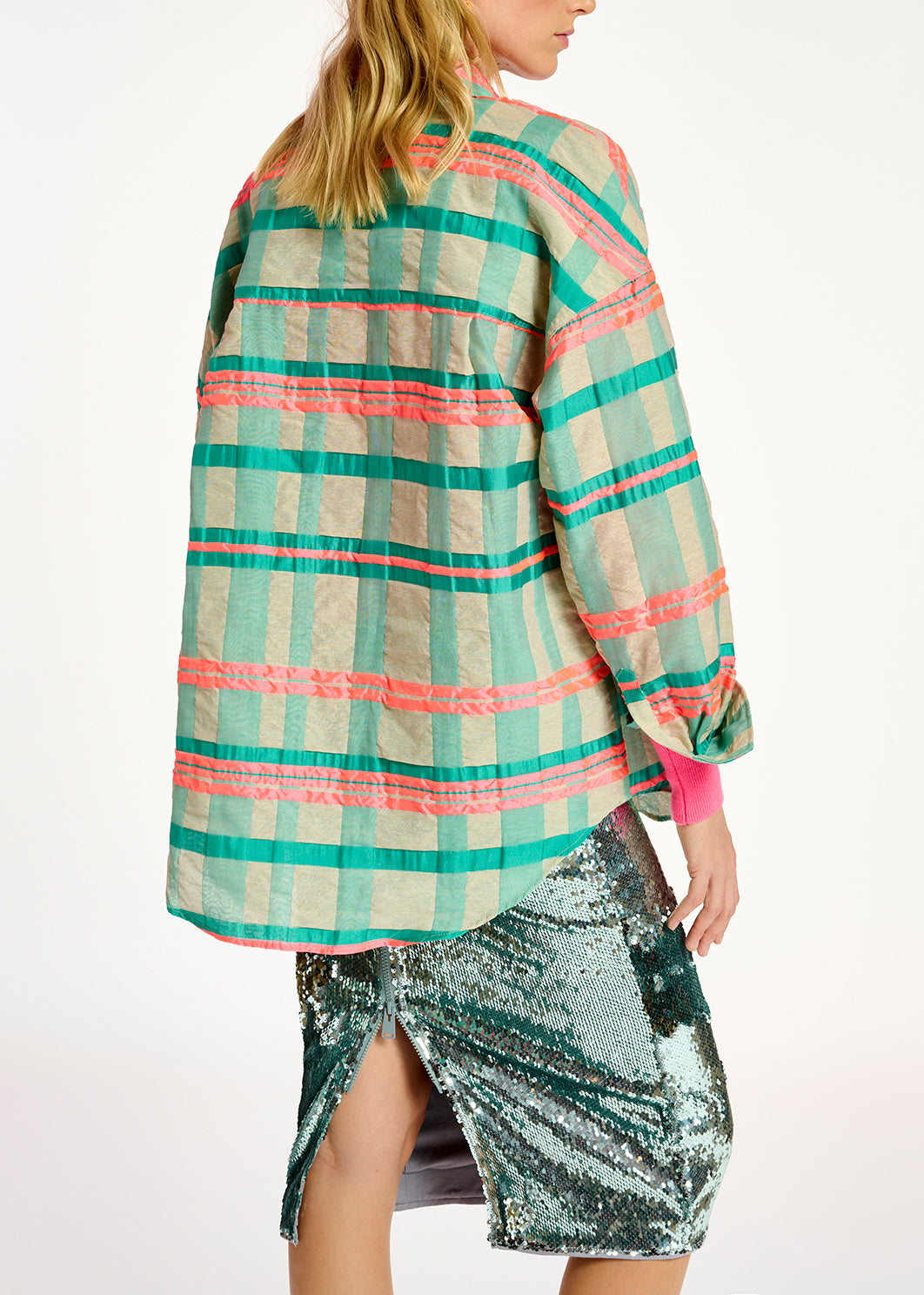 Oversized hemd met lichtblauw, turquoise en neonroze ruitjesmotief RE—SSENTIEL | Essentiel second hand