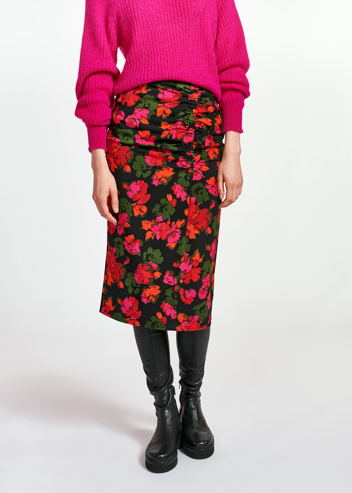 Zwart en rode kokerrok met bloemenprint en ruchedetail RE—SSENTIEL | Essentiel second hand