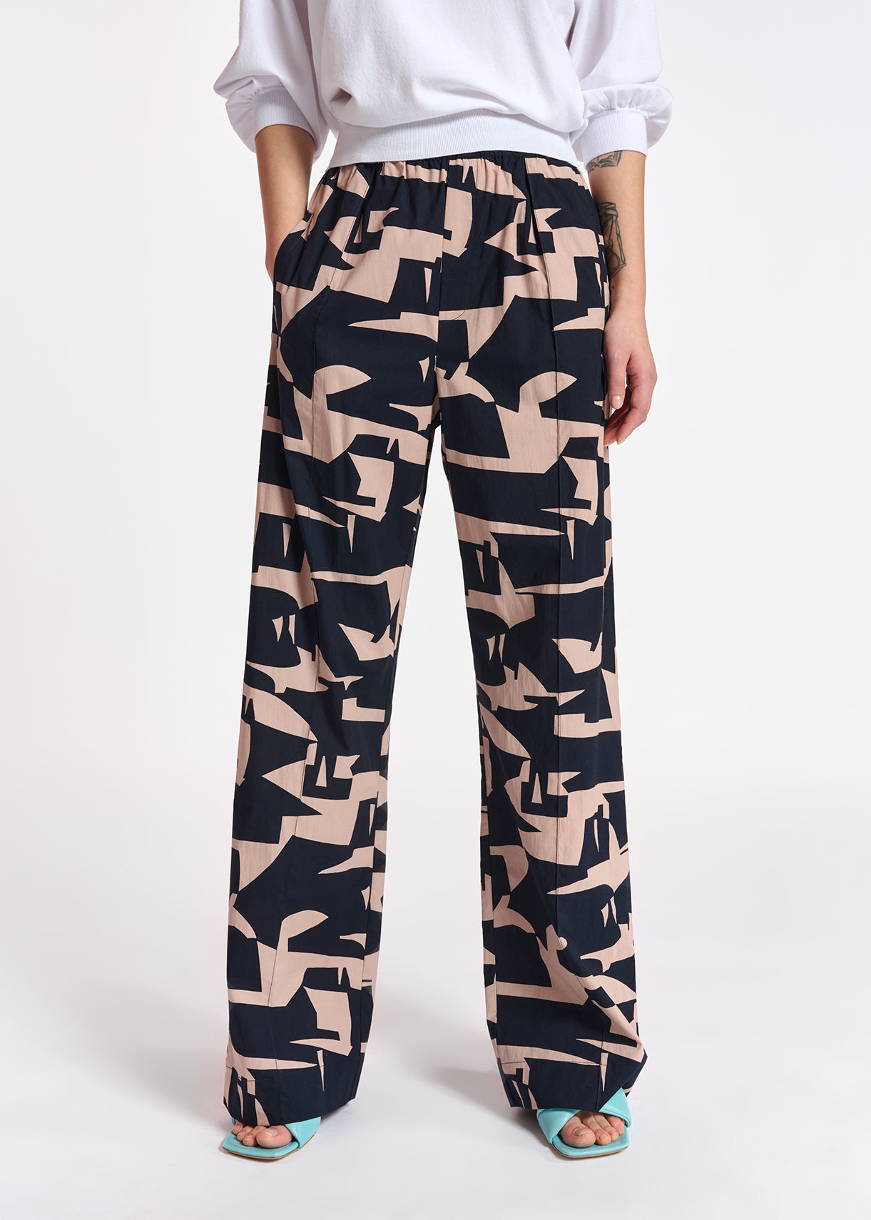 Beige cotton pants with dark blue graphic print RE—SSENTIEL | Essentiel second hand