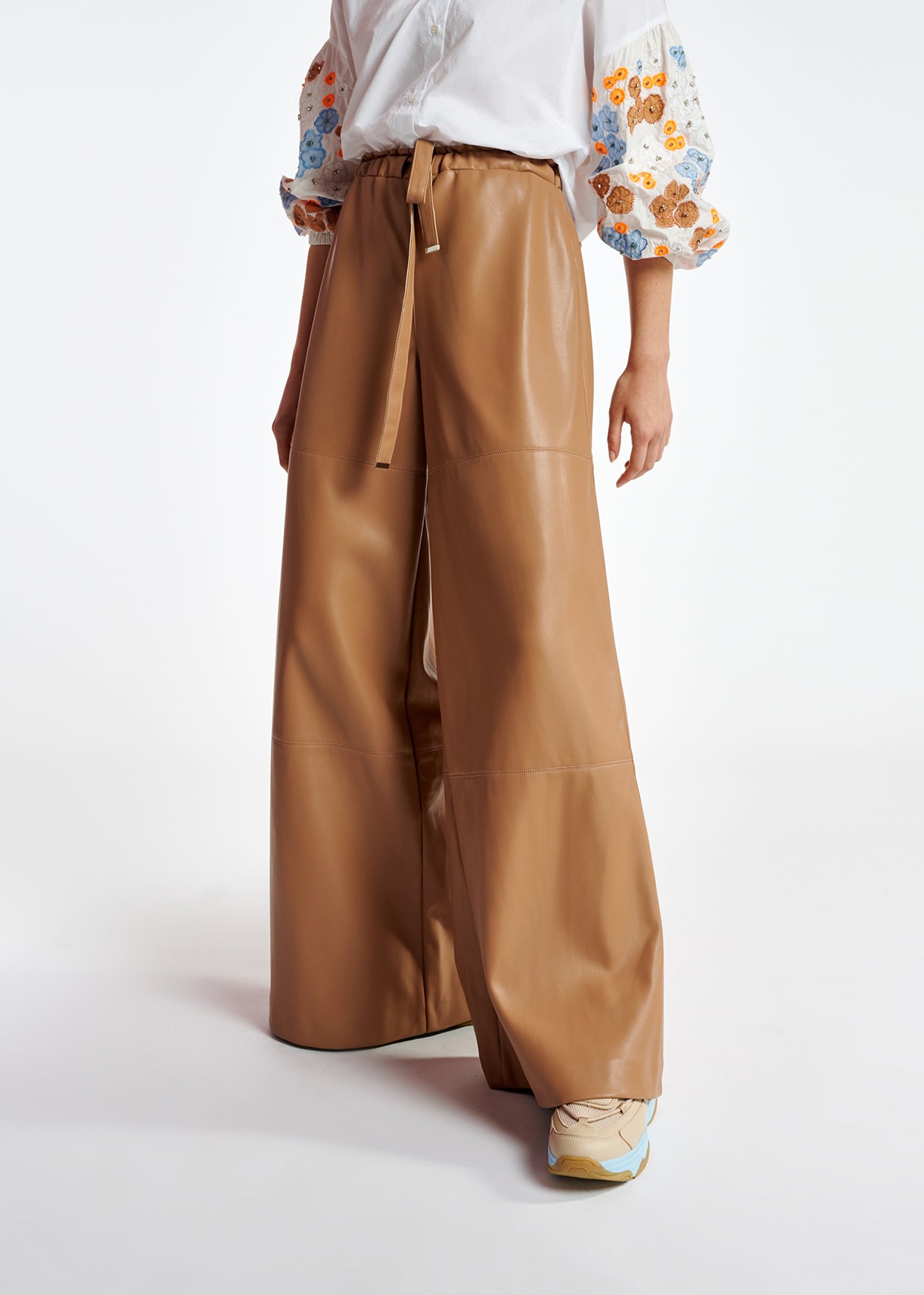 Bruine faux leren broek met wijde pijpen RE—SSENTIEL | Essentiel second hand