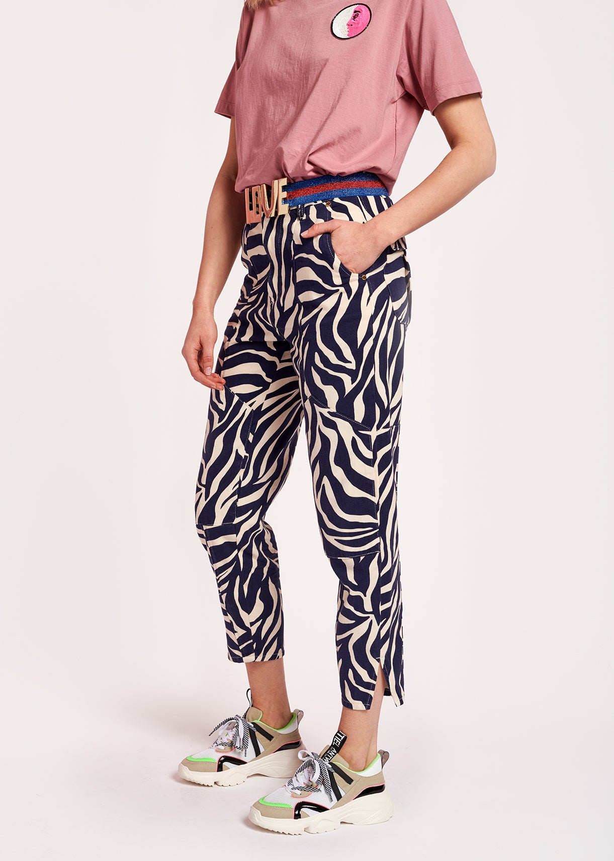 Cargobroek met gebroken witte en marineblauwe zebraprint RE—SSENTIEL | Essentiel second hand