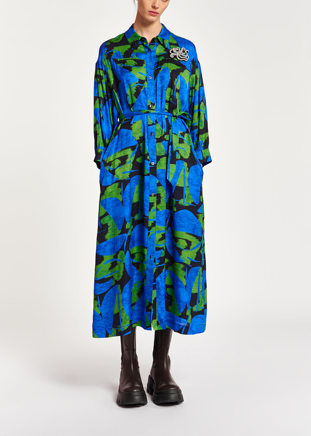 Midi-jurk met abstracte print in blauw, zwart en groen RE—SSENTIEL | Essentiel second hand