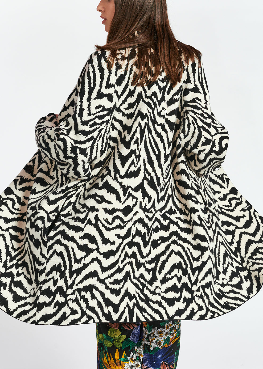 Long manteau en jacquard zébré noir et blanc cassé RE—SSENTIEL | Essentiel second hand