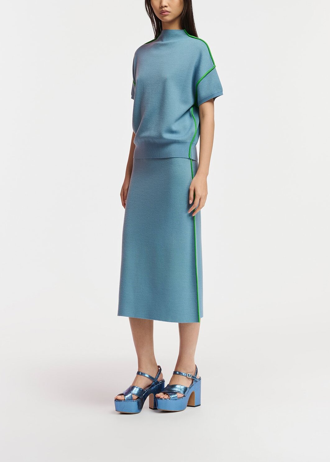 Blauwe trui met korte mouwen en groene bies RE—SSENTIEL | Essentiel second hand