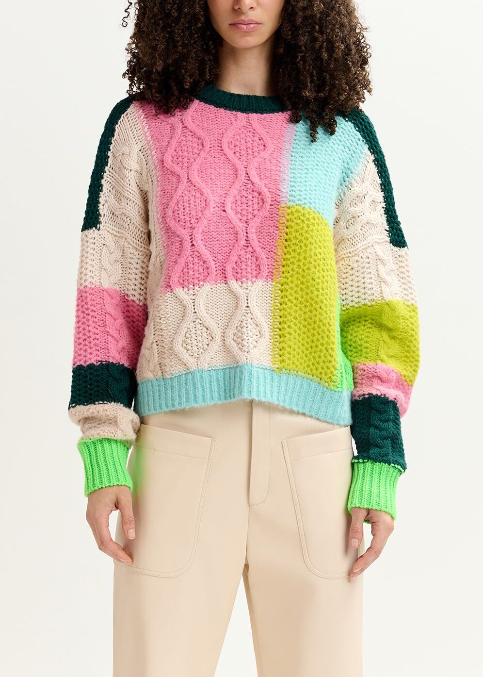 Ecru, limoengroene en roze patchwork trui in kabelsteek RE—SSENTIEL | Essentiel second hand