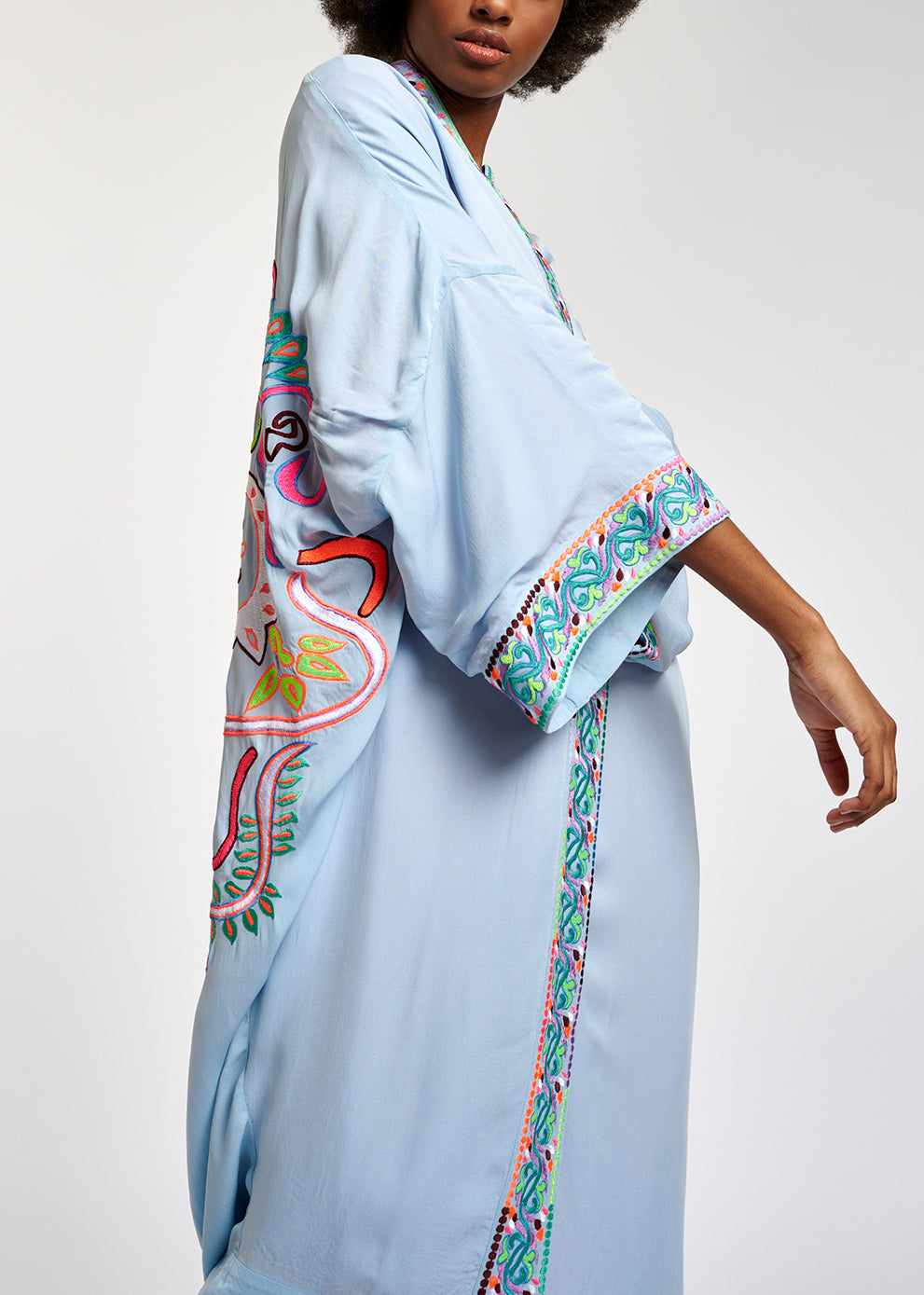 Kimono bleu clair aux broderies multicolores RE—SSENTIEL | Essentiel second hand
