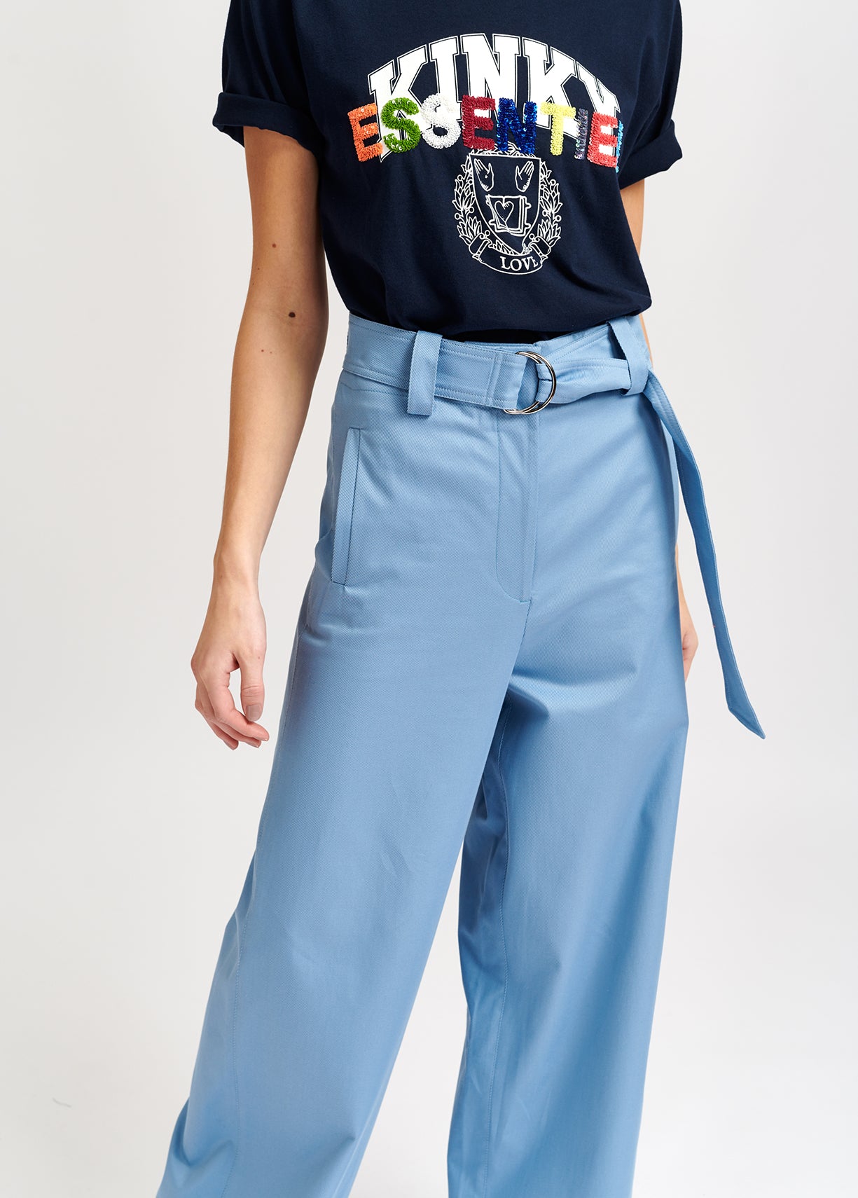 Pantalon bleu pâle aux jambes larges avec ceinture RE—SSENTIEL | Essentiel second hand