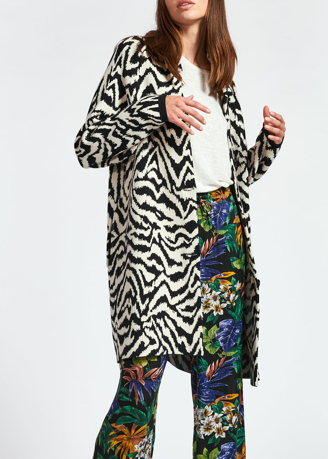 Lange zwart-witte jas met jacquard zebramotief RE—SSENTIEL | Essentiel second hand
