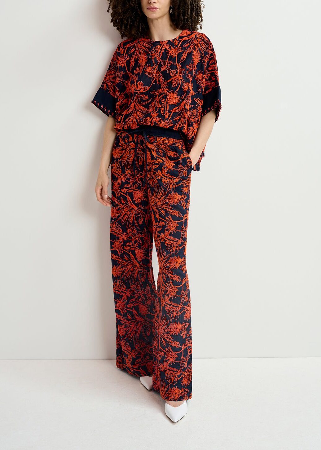 Pantalon large bleu marine à  fleurs brodées RE—SSENTIEL | Essentiel second hand