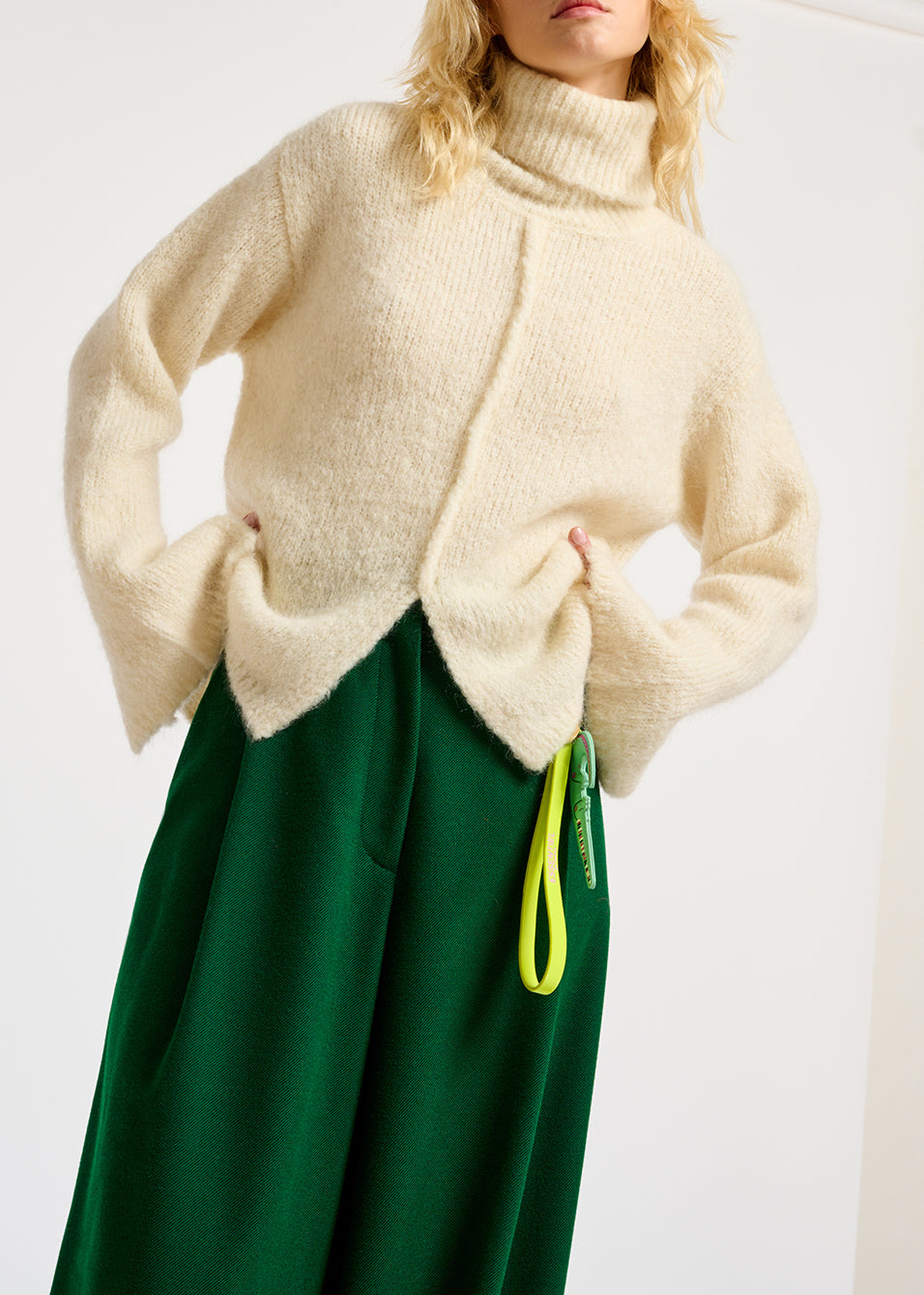 Pull à  col roulé en mohair mélangé blanc cassé RE—SSENTIEL | Essentiel second hand