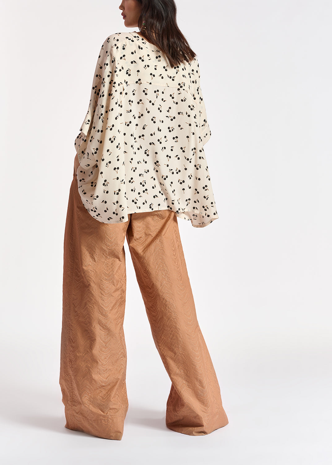 Gebroken witte oversized top met zwart kersenmotief RE—SSENTIEL | Essentiel second hand