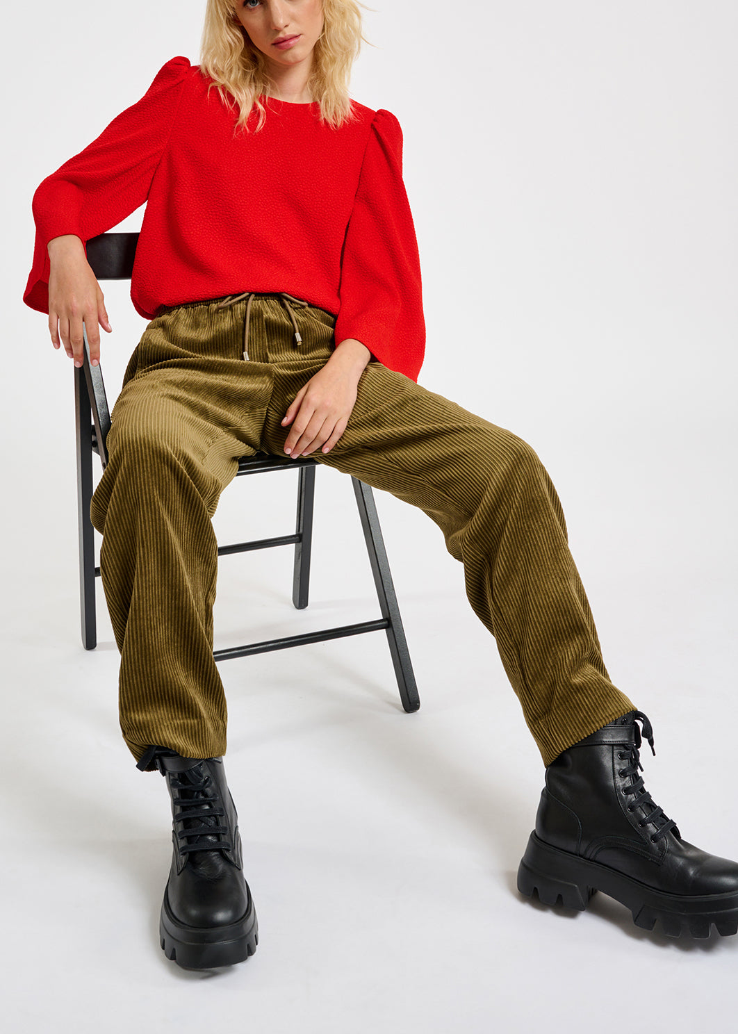 Taps toelopende broek in kaki fluweel RE—SSENTIEL | Essentiel second hand