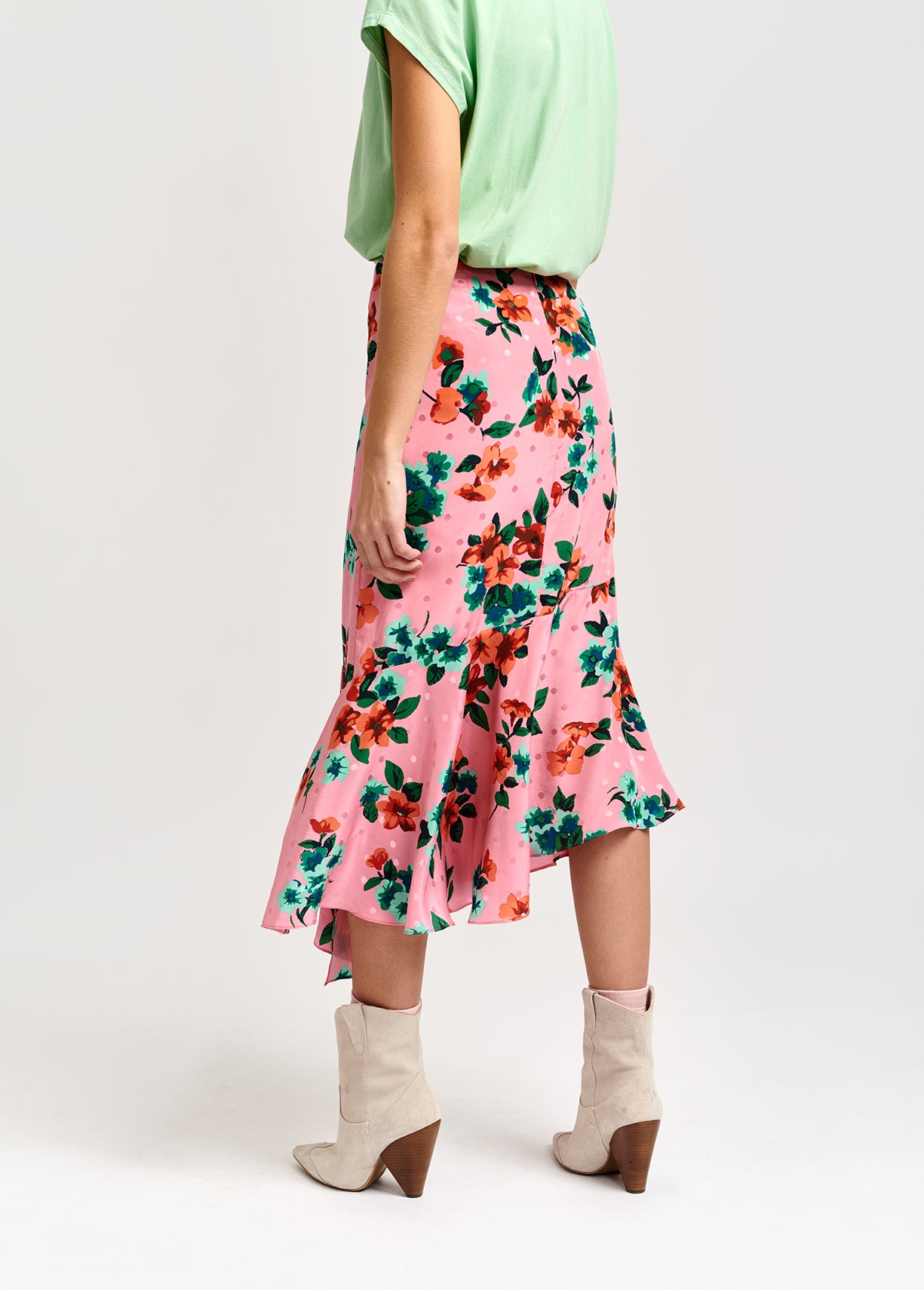 Roze zijden midirok met bloemen en stippen RE—SSENTIEL | Essentiel second hand