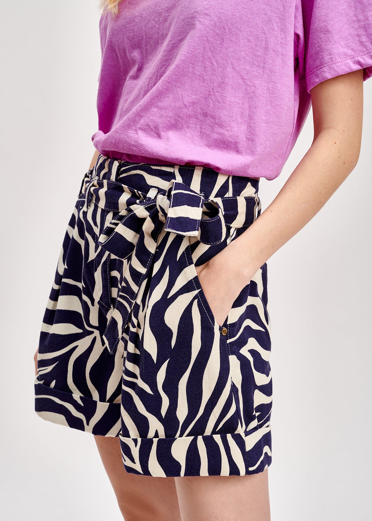 Short à imprimé zèbre blanc cassé et bleu marine avec ceinture RE—SSENTIEL | Essentiel second hand