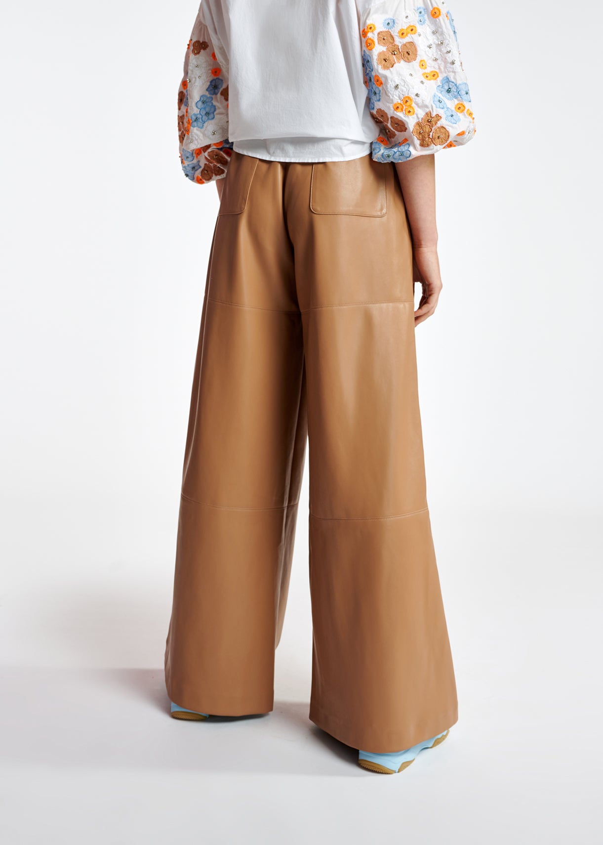 Bruine faux leren broek met wijde pijpen RE—SSENTIEL | Essentiel second hand