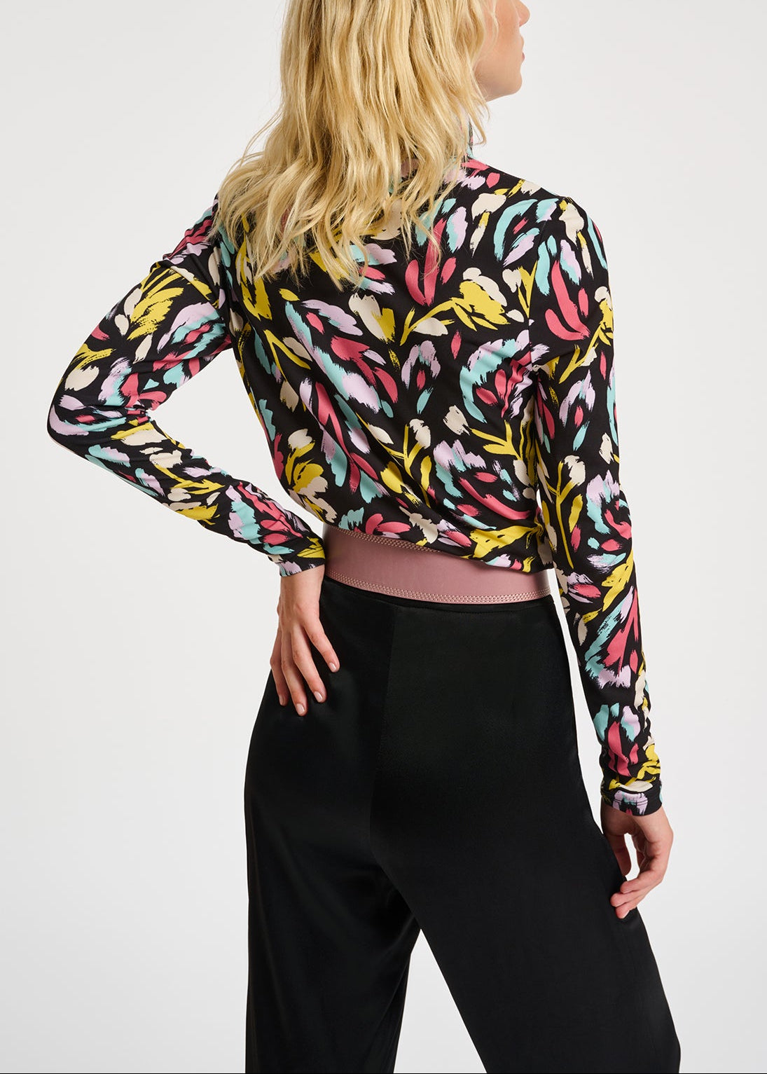 Top à  col roulé et imprimé abstrait noir, jaune et lilas RE—SSENTIEL | Essentiel second hand