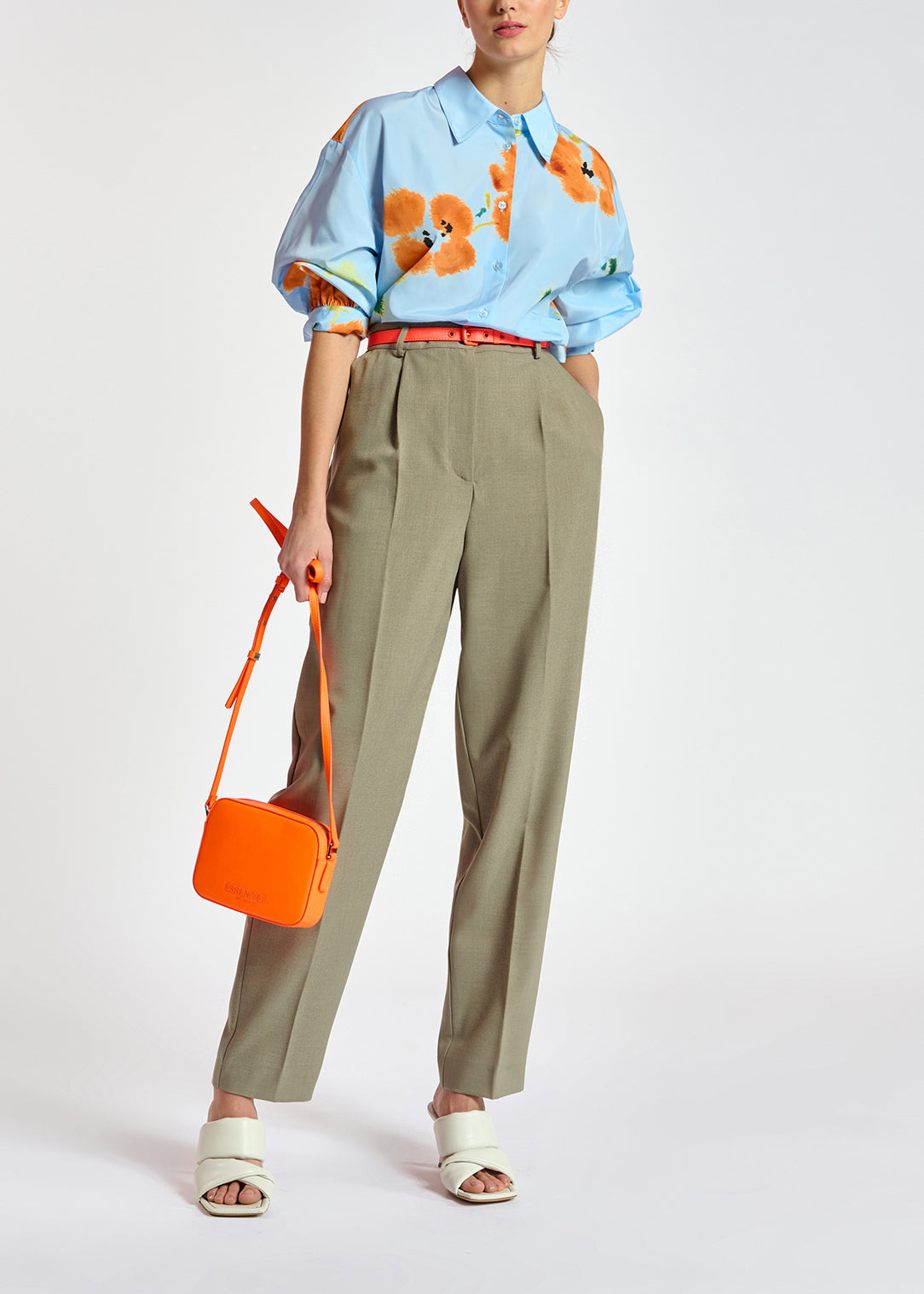 Pantalon kaki aux jambes effilées RE—SSENTIEL | Essentiel second hand