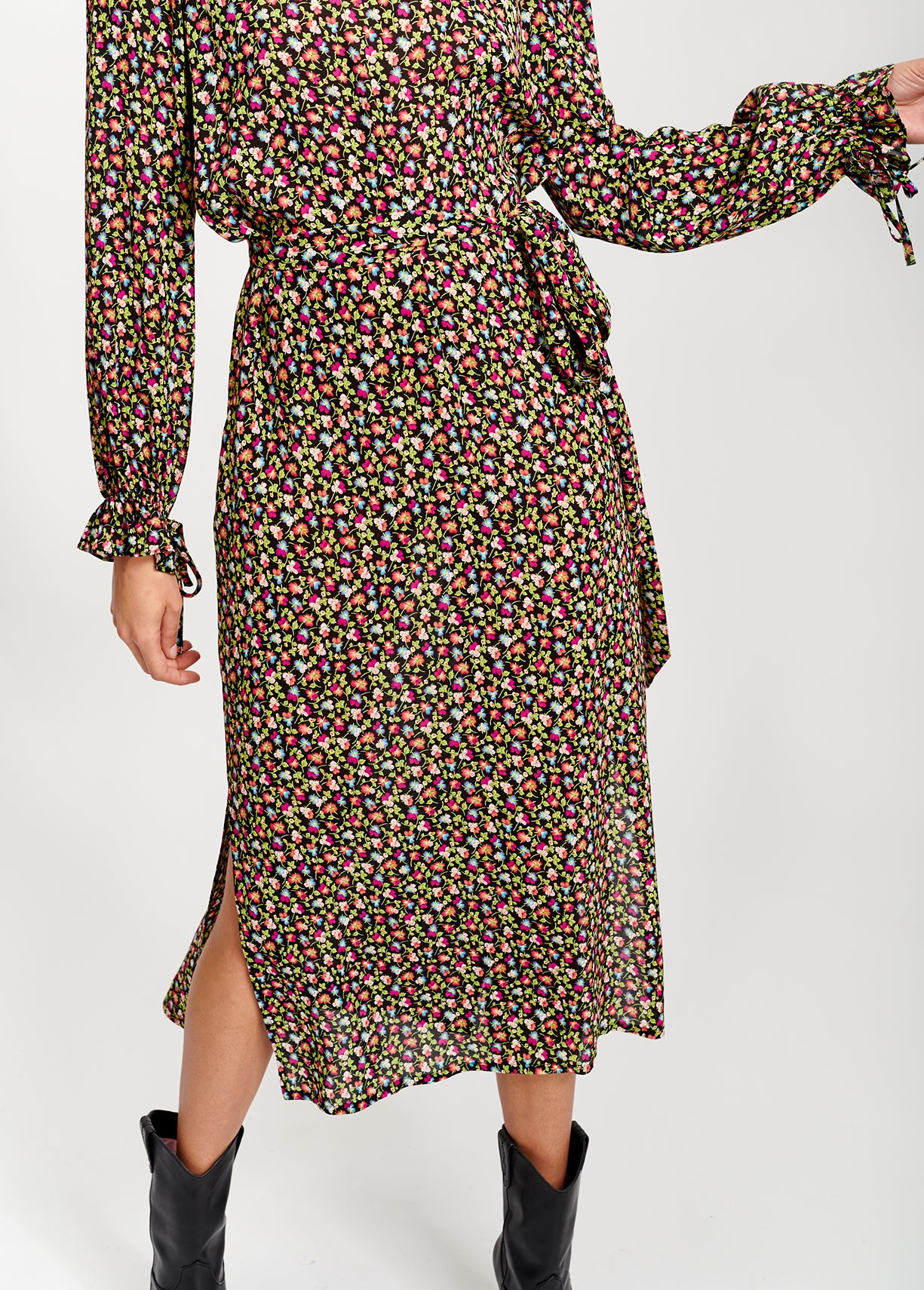 Midi-jurk met riem en zwarte, lichtgroene en fuchsia bloemenprint RE—SSENTIEL | Essentiel second hand