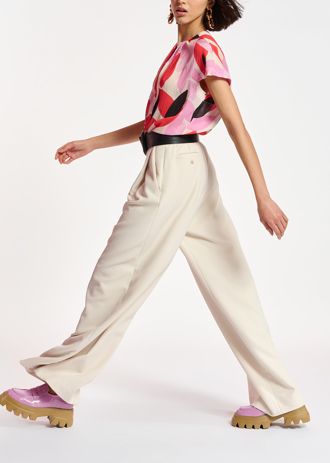 Off-white, red and pink abstract print short-sleeved top RE—SSENTIEL | Essentiel second hand