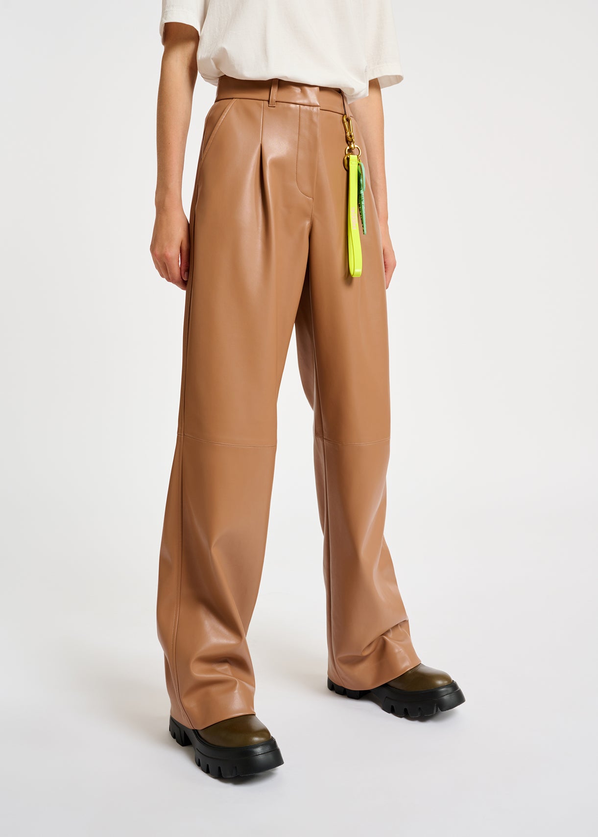 Pantalon droit en faux cuir camel RE—SSENTIEL | Essentiel second hand
