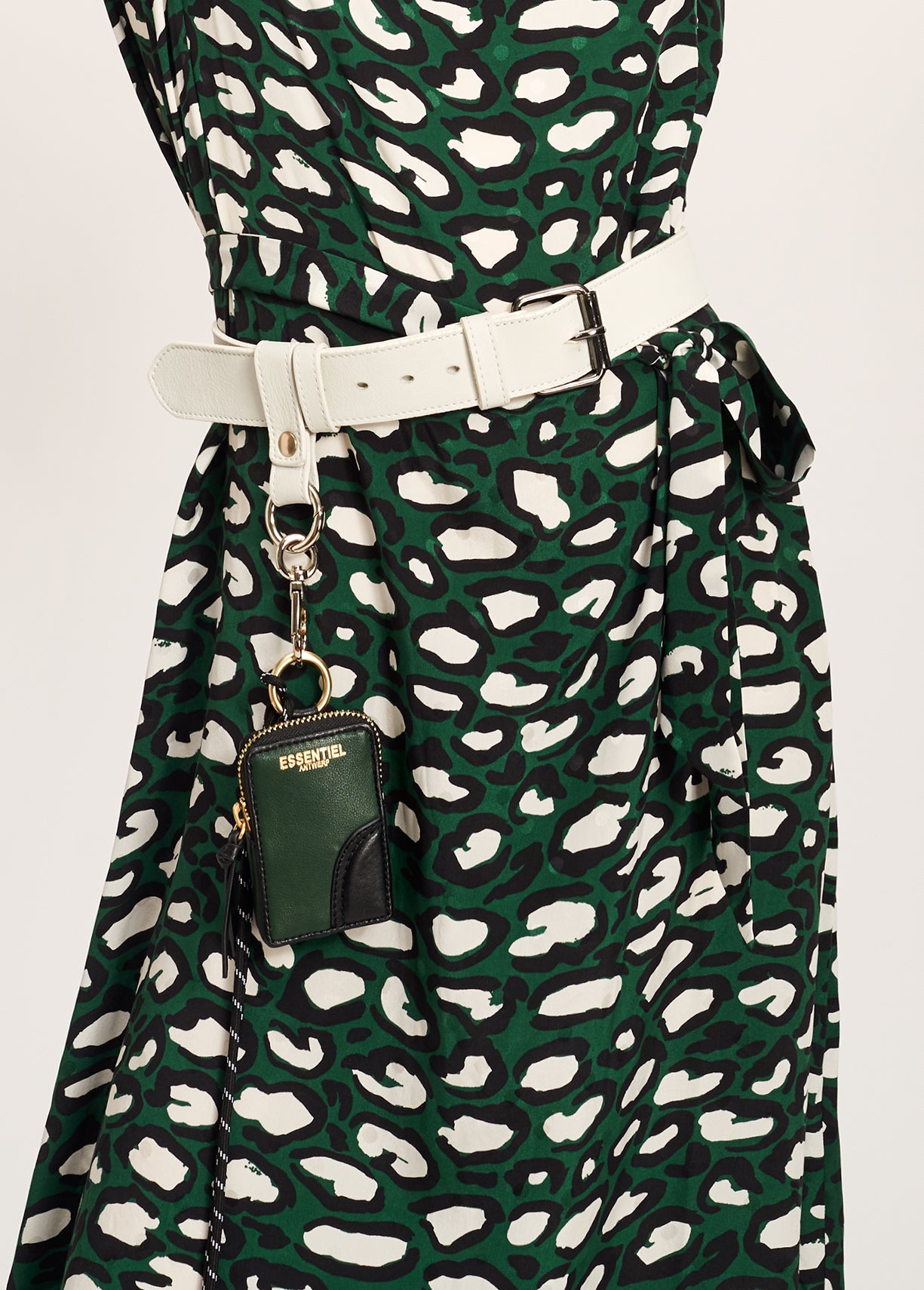 Flesgroene zijden midi-jurk met opstaande kraag en luipaardprint RE—SSENTIEL | Essentiel second hand