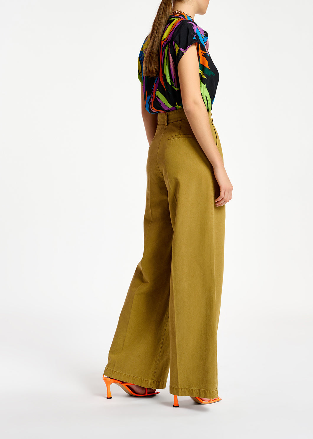 Pantalon kaki aux jambes droites RE—SSENTIEL | Essentiel second hand