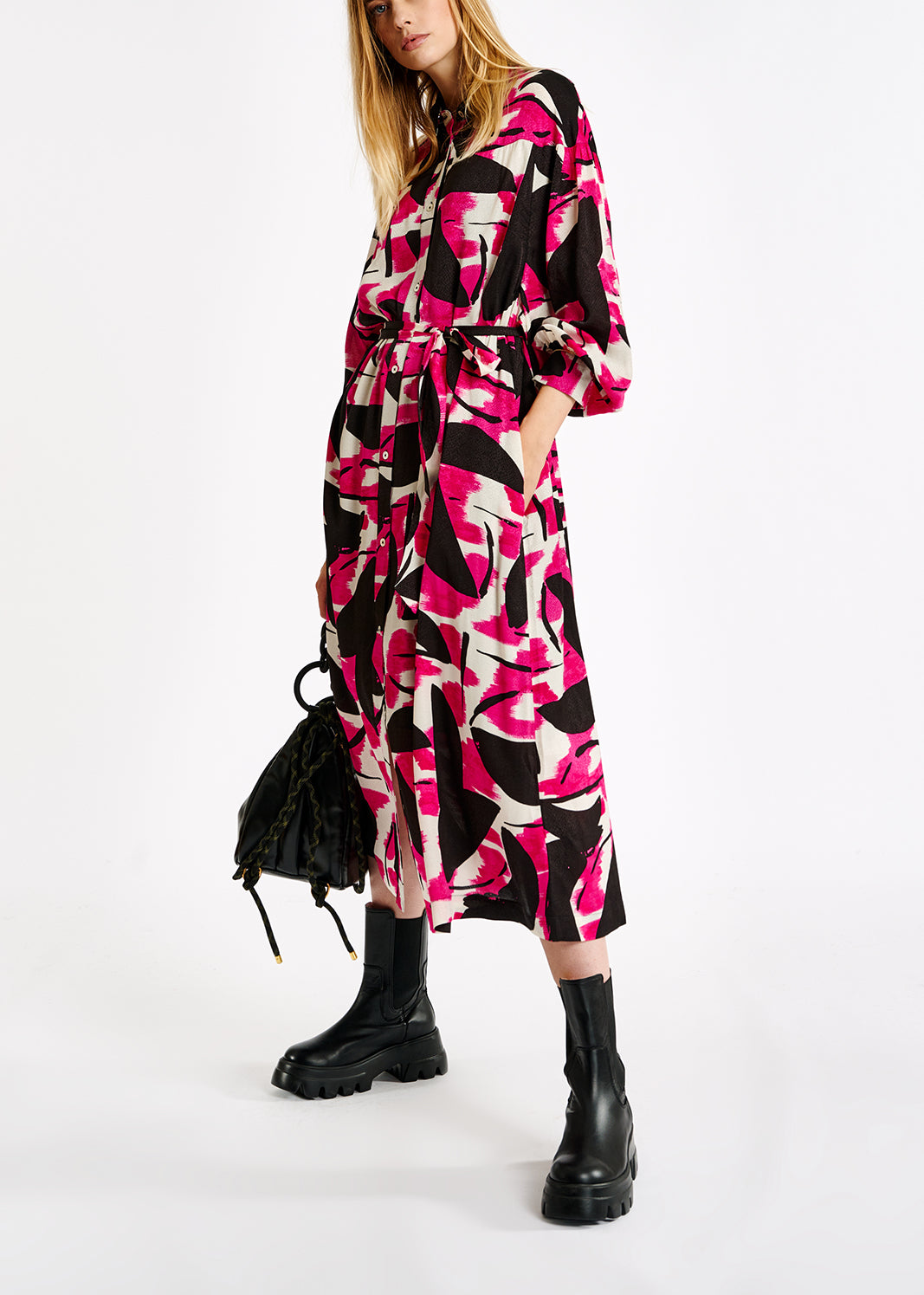 Midi-jurk met abstracte print in fuchsia, zwart en wit RE—SSENTIEL | Essentiel second hand