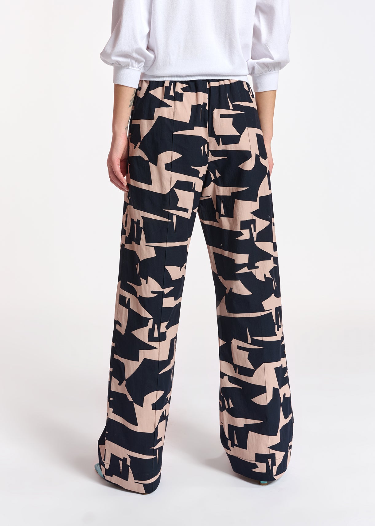 Beige cotton pants with dark blue graphic print RE—SSENTIEL | Essentiel second hand