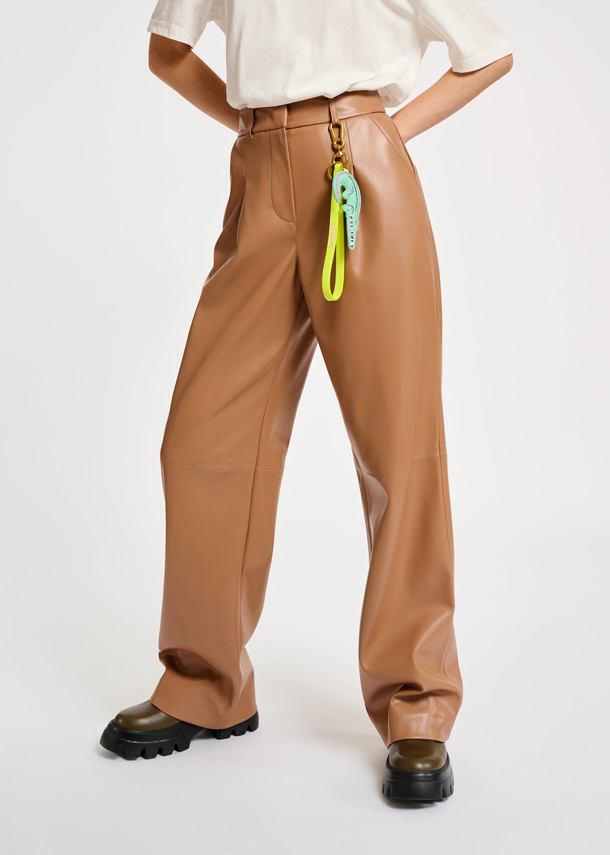 Pantalon droit en faux cuir camel RE—SSENTIEL | Essentiel second hand