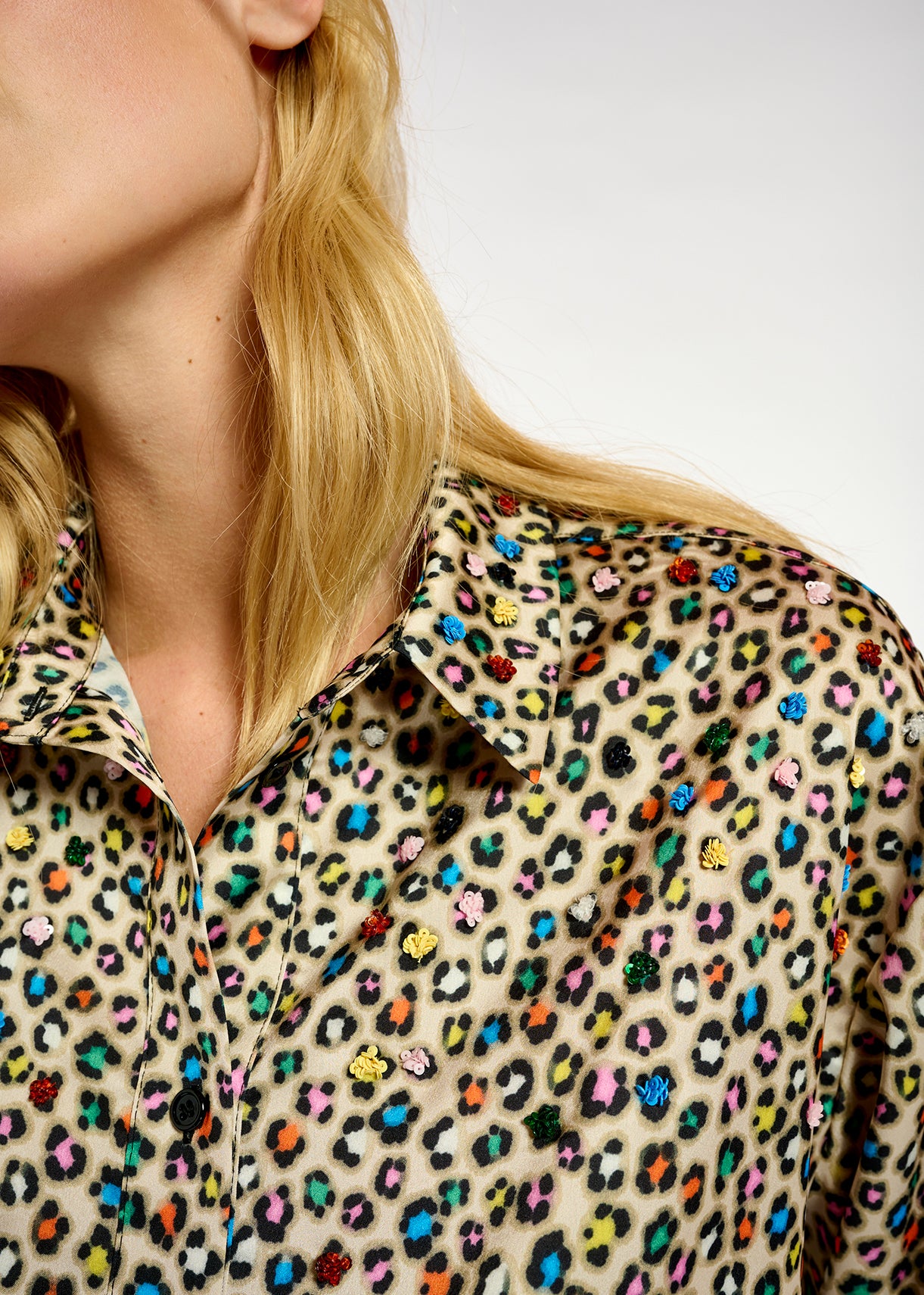 Beige hemd met kleurrijke luipaardprint en pailletten RE—SSENTIEL | Essentiel second hand