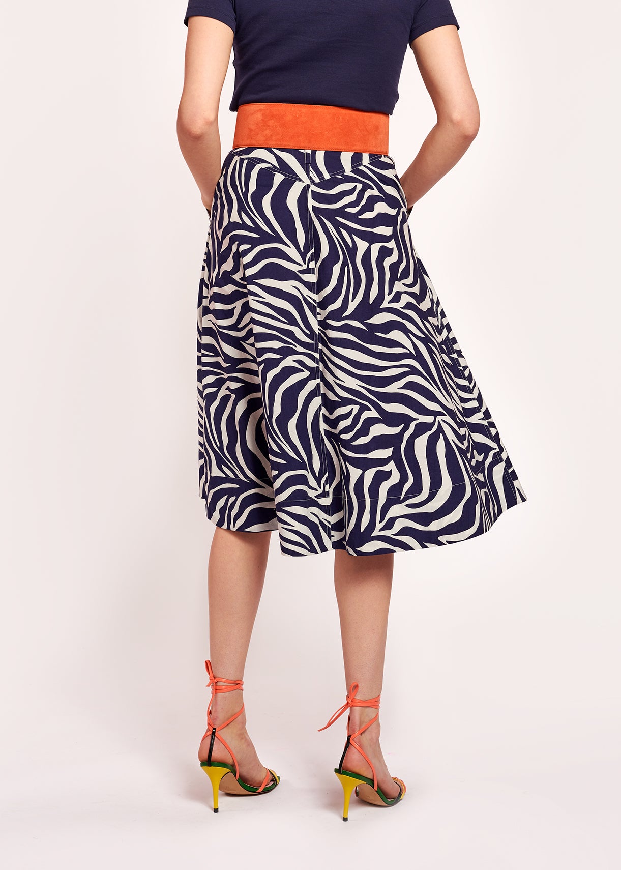 Gebroken witte en marineblauwe midirok met zebraprint RE—SSENTIEL | Essentiel second hand