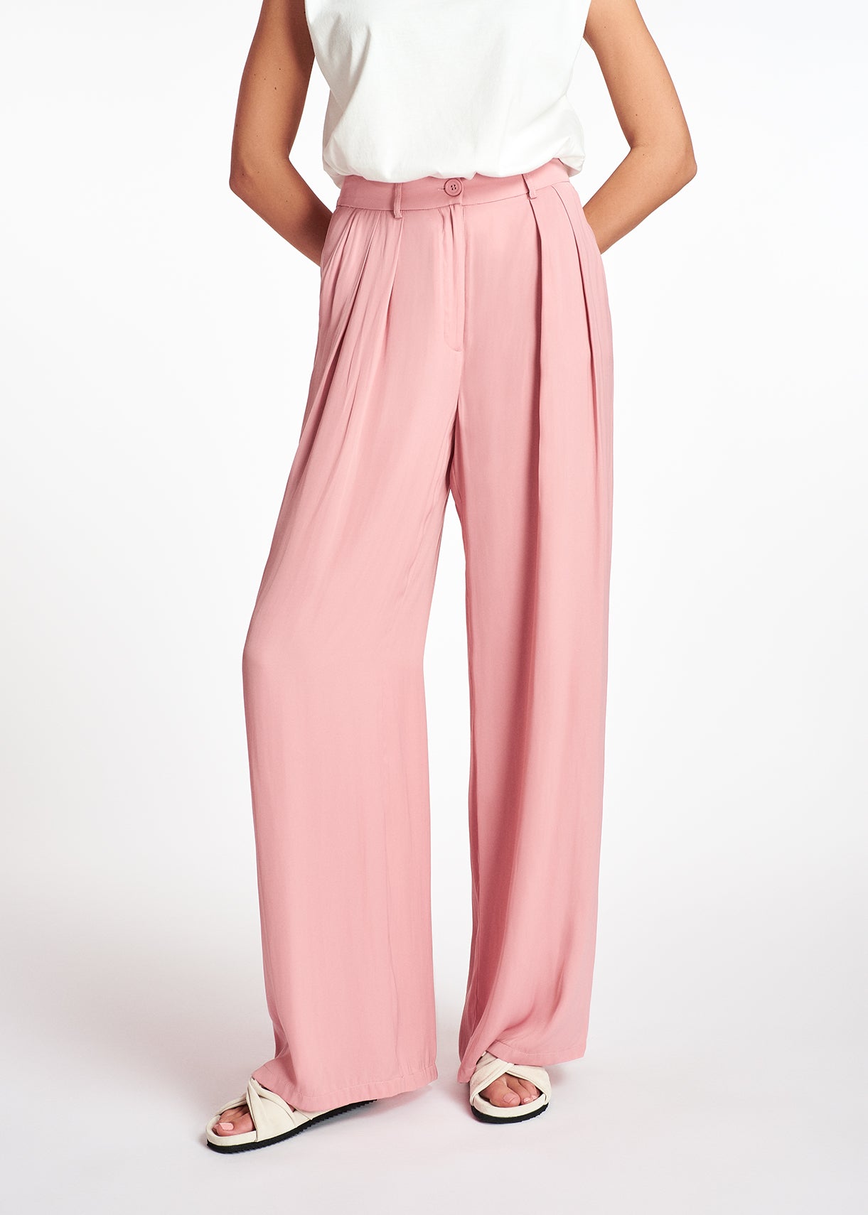 Pantalon rose clair aux jambes larges RE—SSENTIEL | Essentiel second hand