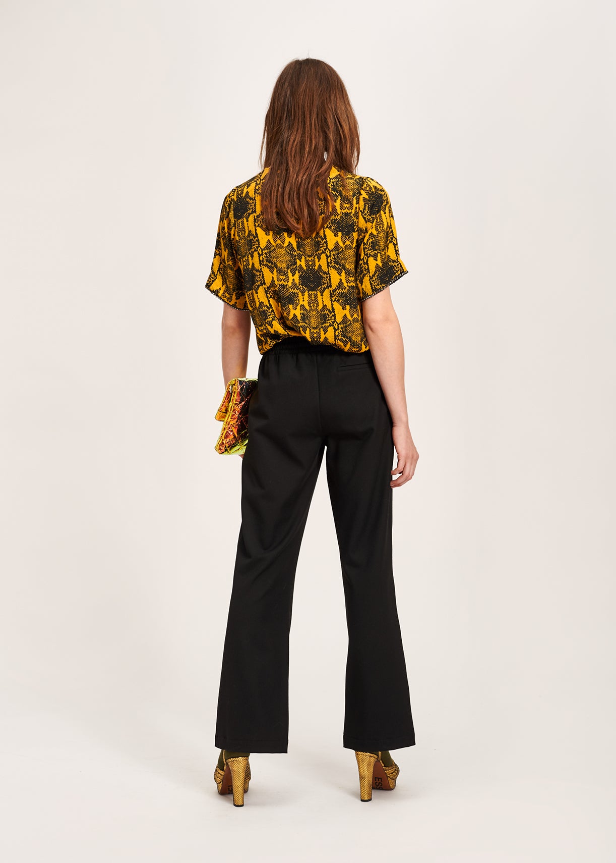 Kadmiumgele top met slangenprint en kralen op de mouwen RE—SSENTIEL | Essentiel second hand