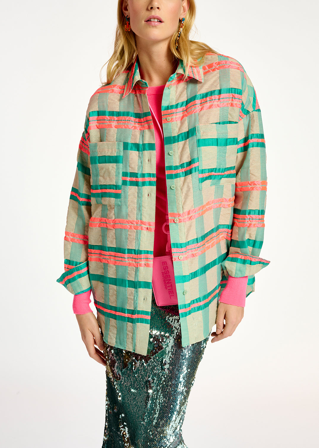 Oversized hemd met lichtblauw, turquoise en neonroze ruitjesmotief RE—SSENTIEL | Essentiel second hand