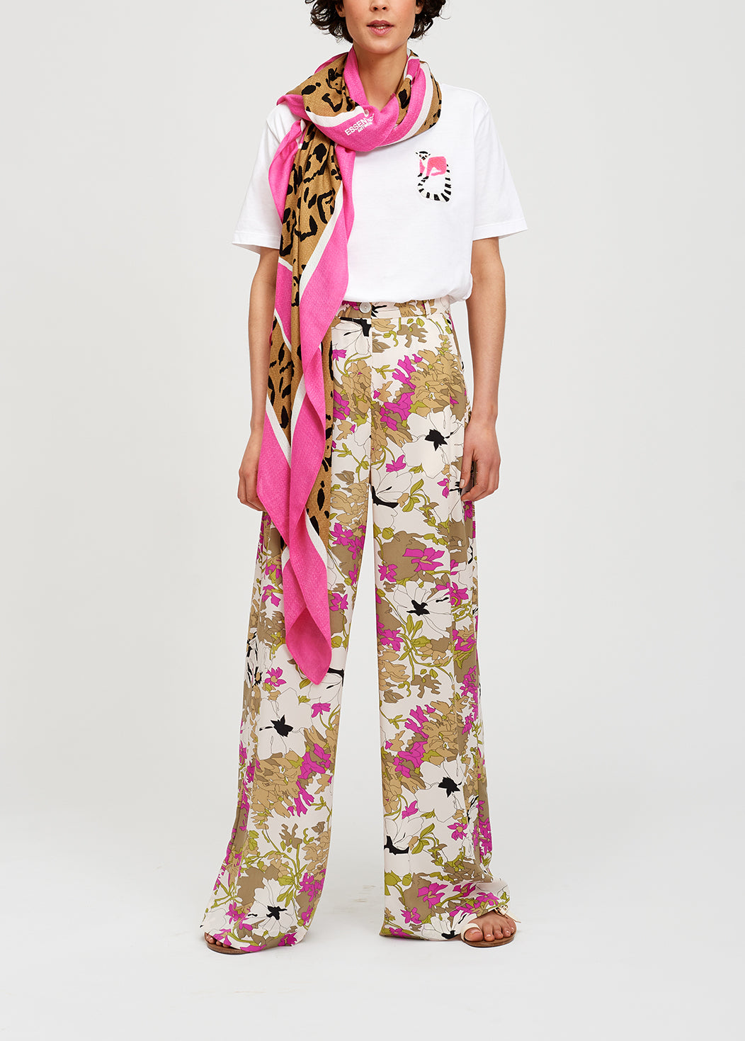 Kakigroene, witte en roze bloemenbroek met wijde pijpen RE—SSENTIEL | Essentiel second hand