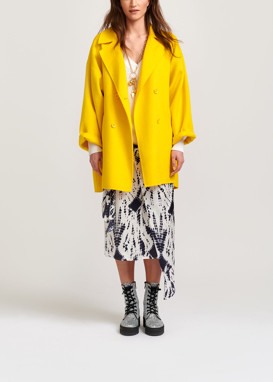 Gebroken witte en donkerblauwe tie-dyed zijden midirok RE—SSENTIEL | Essentiel second hand