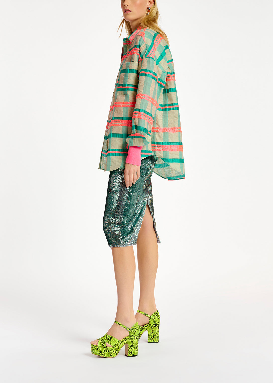 Oversized hemd met lichtblauw, turquoise en neonroze ruitjesmotief RE—SSENTIEL | Essentiel second hand