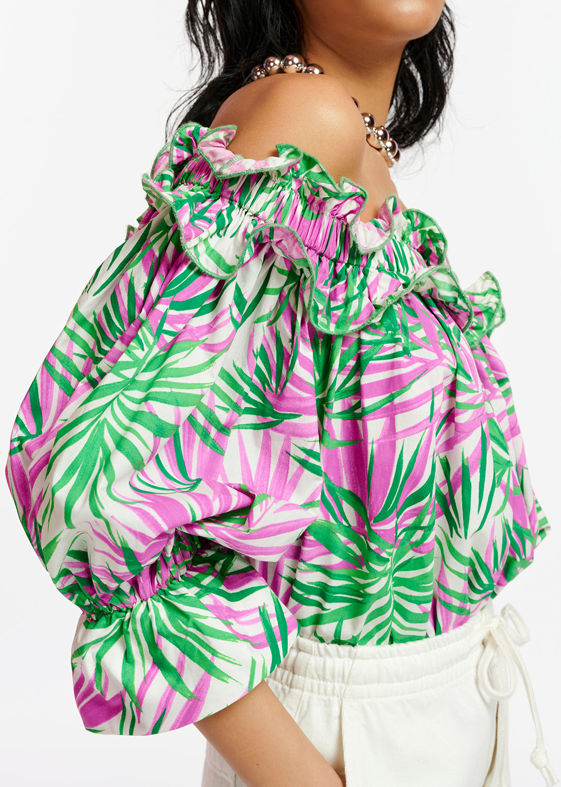 Top met blote schouders en witte, paarse en groene palmprint RE—SSENTIEL | Essentiel second hand