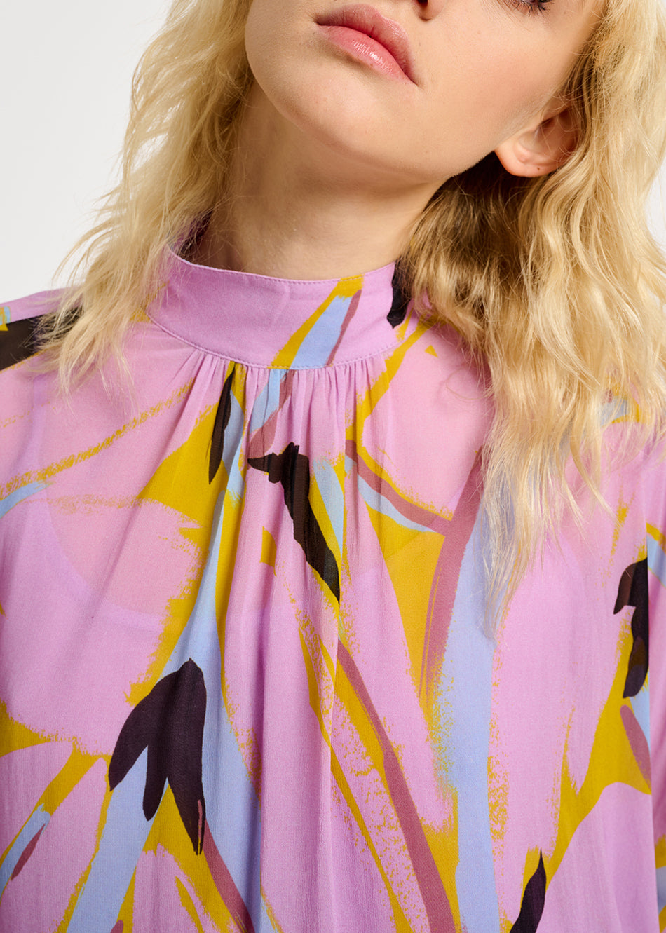 Lila top met abstracte print en pofmouwen RE—SSENTIEL | Essentiel second hand