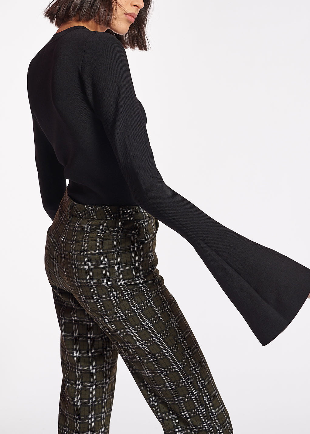 Zwarte aansluitende trui met trompetmouwen RE—SSENTIEL | Essentiel second hand