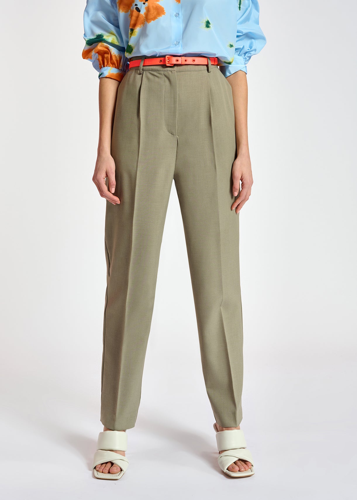 Pantalon kaki aux jambes effilées RE—SSENTIEL | Essentiel second hand