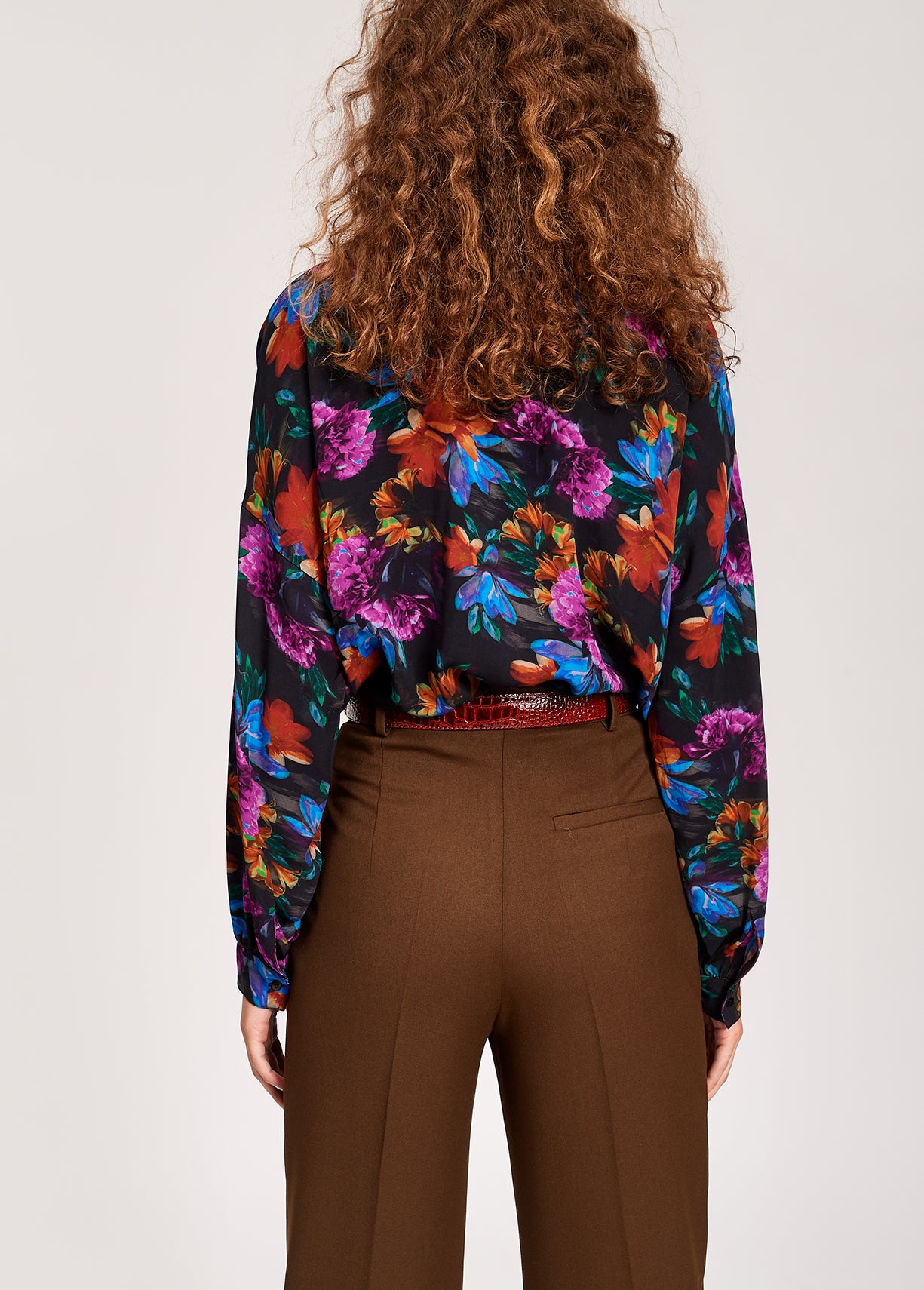 Hemd met strik en antracietgrijze, blauwe en oranje bloemenprint RE—SSENTIEL | Essentiel second hand