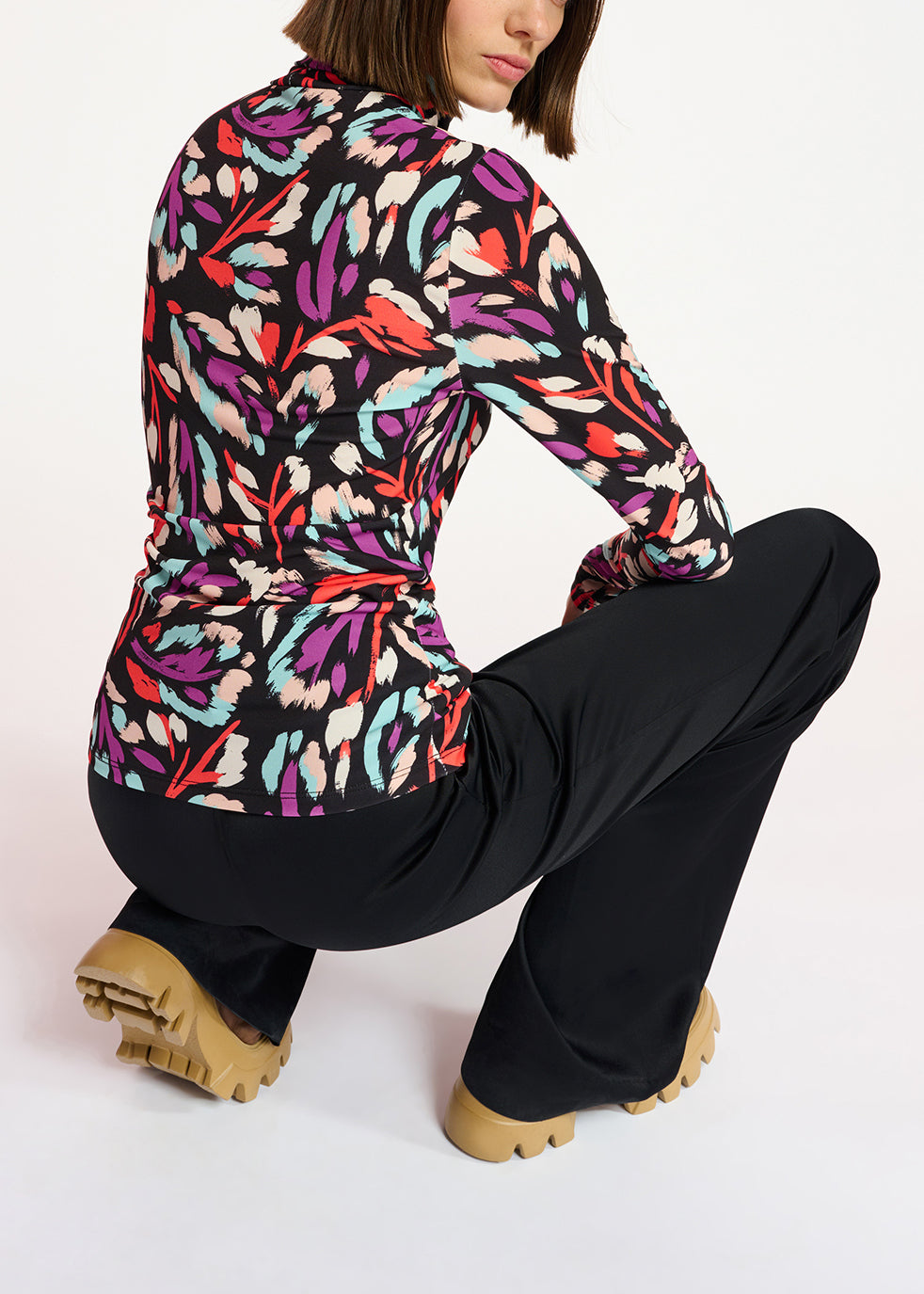 Black, coral red and purple abstract-print turtleneck top RE—SSENTIEL | Essentiel second hand