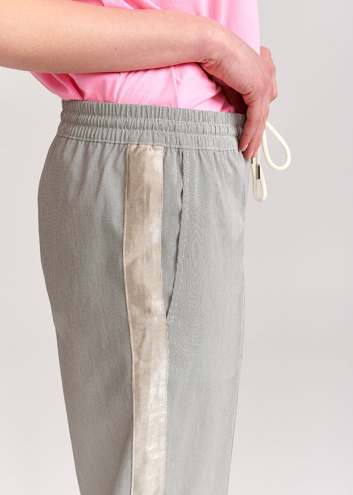 Pantalon à carreaux gris et blanc cassé RE—SSENTIEL | Essentiel second hand