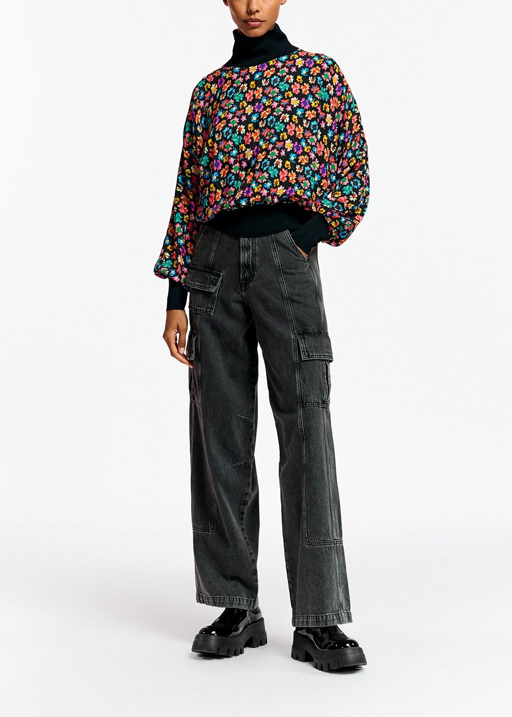 Zwarte bloementop met ribgebreide boorden RE—SSENTIEL | Essentiel second hand