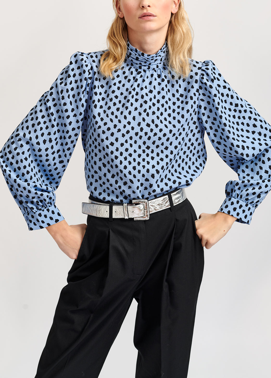 Lichtblauwe top met rolkraag en stippen RE—SSENTIEL | Essentiel second hand