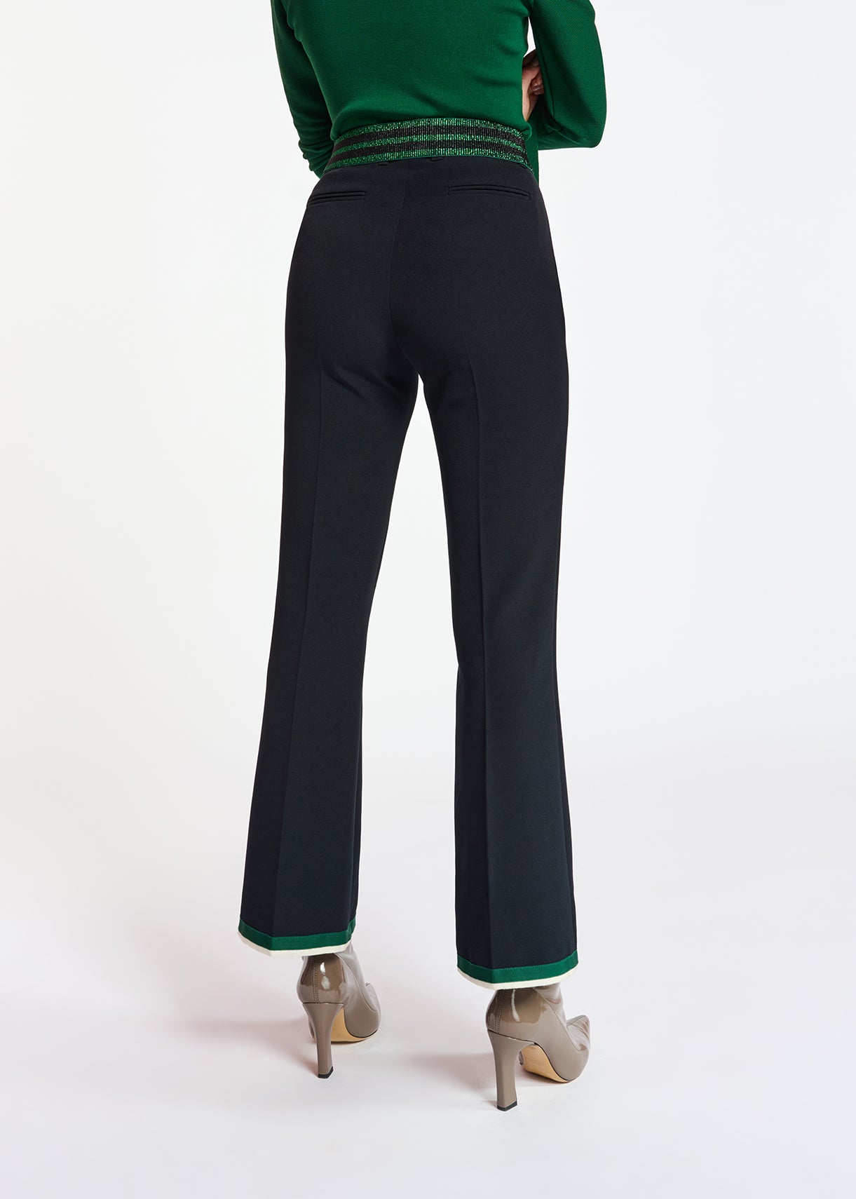 Pantalon noir aux jambes évasées RE—SSENTIEL | Essentiel second hand