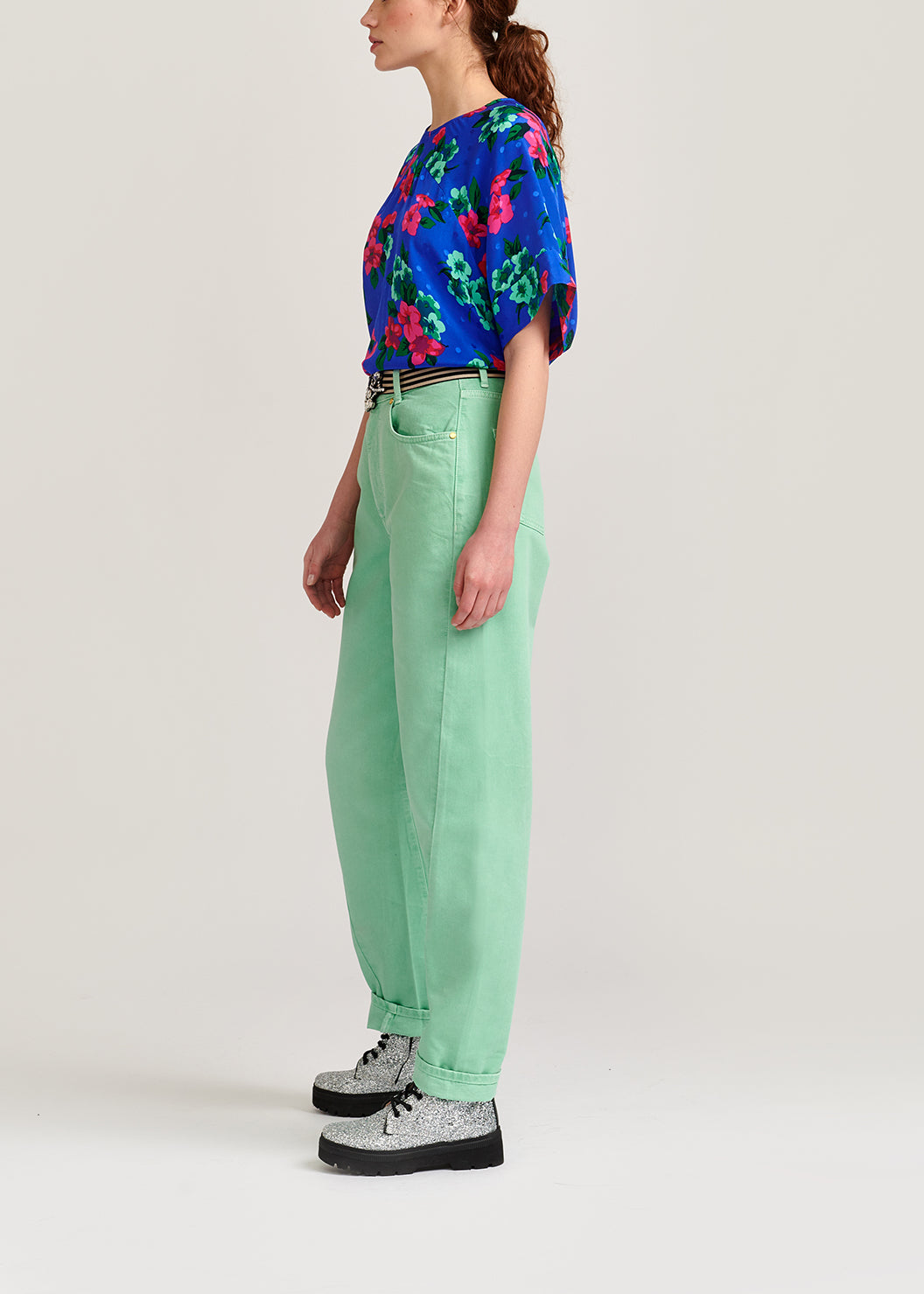 Blauwe zijden top met bloemen en stippen RE—SSENTIEL | Essentiel second hand